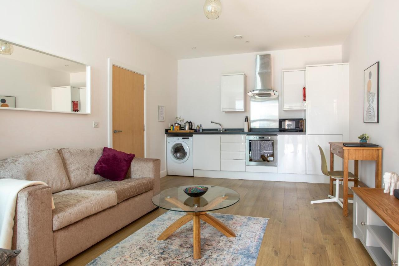 1 Bed Apartment - Redhill Central, Surrey, Gatwick #3 Exterior photo